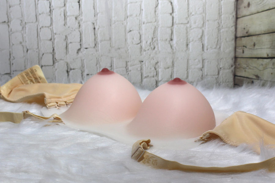 Ngực giả có dây đeo